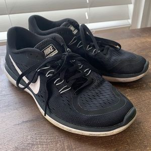 Black Nike Flex Runs